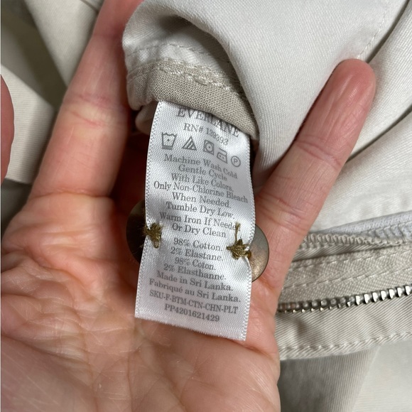 Everlane | The Pleated Chino in Sandstone 6 - Picture 9 of 9